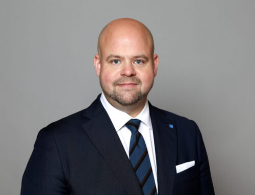 Maskerade aktivister utanför ministerns hem – kräver svar om vargen