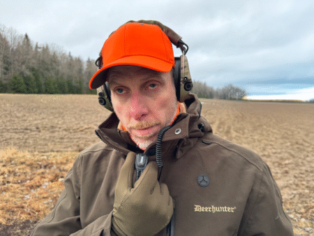 Marcus som pratar via radio